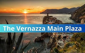 The Vernazza Main Plaza - Rooms & Suites